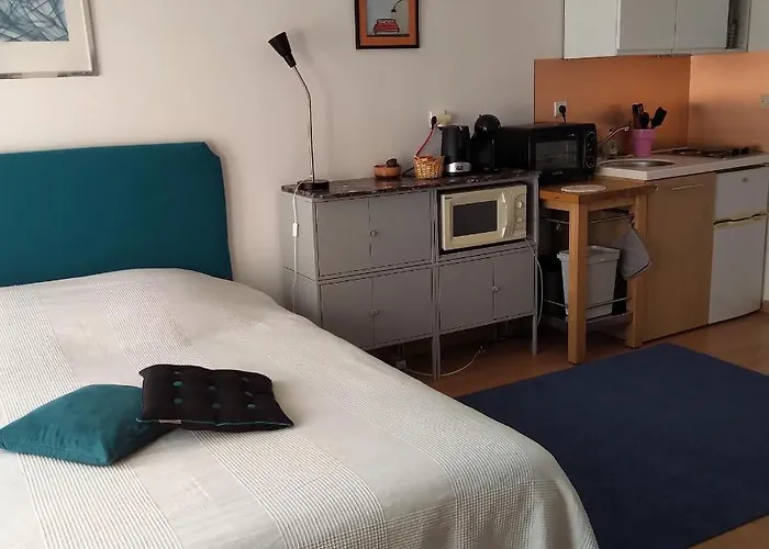 Au Sud De Lyon A *